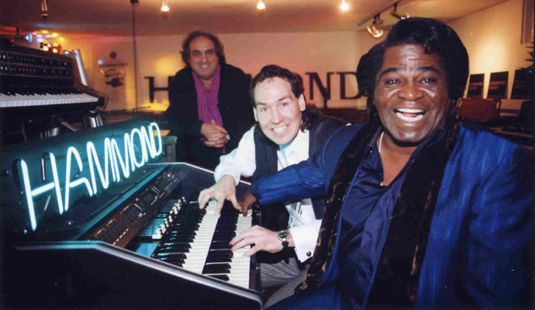 michael-and-father-with-james-brown.jpg (111108 Byte)